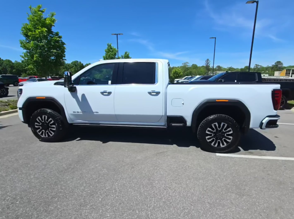 2026 GMC Sierra 2500HD Denali Ultimate photo 2