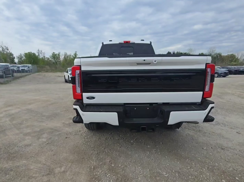 2025 Ford F-250 Super Duty Platinum photo 3