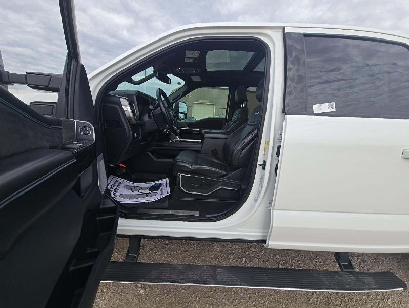 2025 Ford F-250 Super Duty Platinum photo 5
