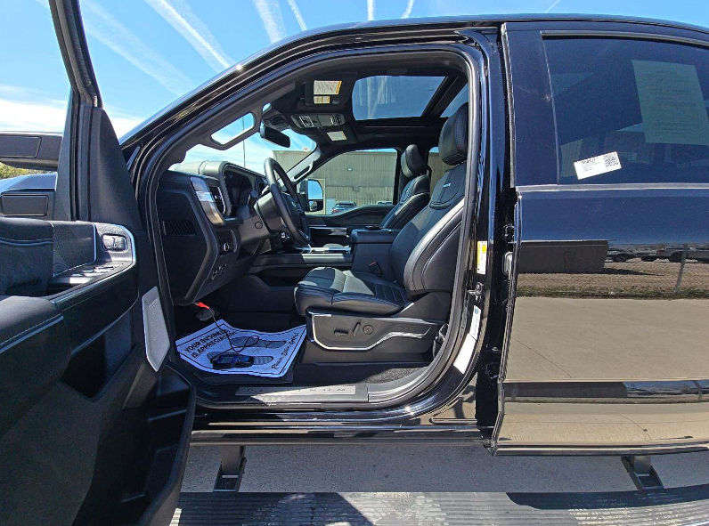 2025 Ford F-250 Super Duty Platinum photo 5