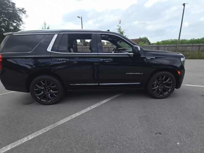 2024 GMC Yukon Denali Ultimate photo 3