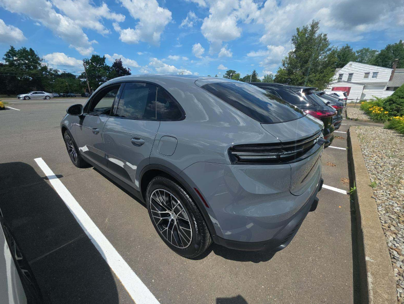 2025 Porsche Macan 4 Electric photo 2