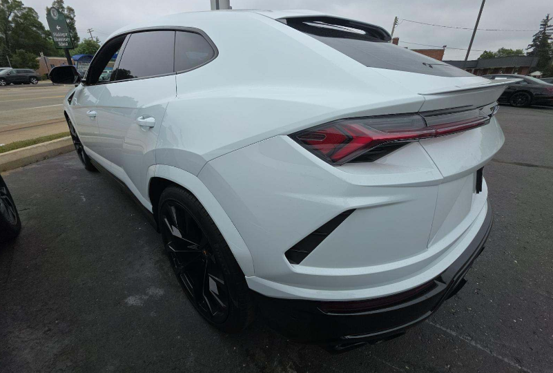 2022 Lamborghini Urus photo 2