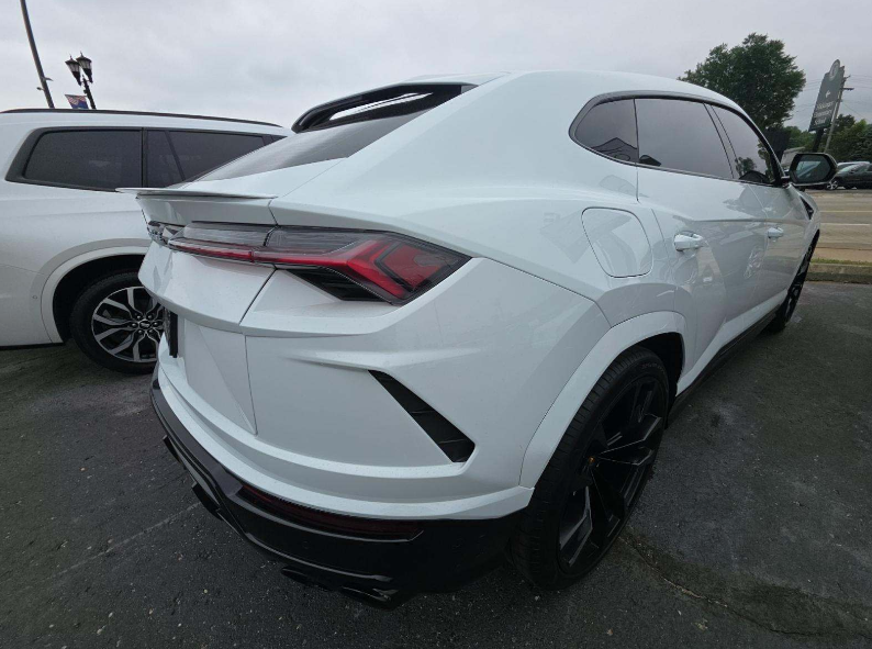 2022 Lamborghini Urus photo 3